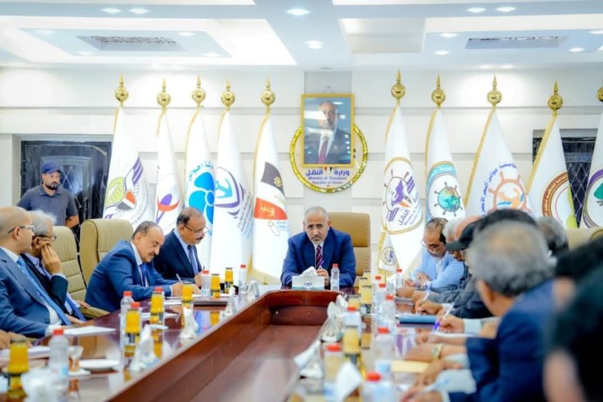 في سابقة هي الأولى من نوعها.. أول وزارة بالحكومة الشرعية تزيل صورة العليمي وتستبدلها بصورة الفريق عيدروس الزُبيدي(تعرف عليها)