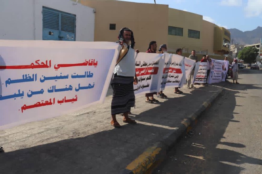 عدن: غضب ملاك أراضي بئر فضل يرتفع أمام القضاء بسبب تدخلات المتنفذين