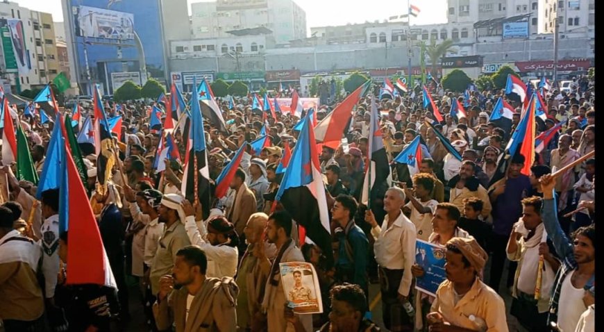 مخيم الاعتصام المفتوح بالعاصمة عدن يستقبل وفدا جماهيريا كبيرا من أبناء المسيمير الحواشب...