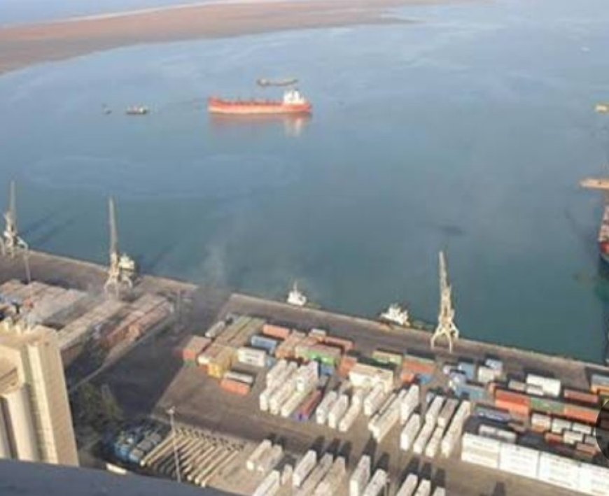 تخفيض رسوم ميناء الصليف من قبل الحو...ثيين يهدد الاقتصاد ويخلق سوقًا سوداء للعملة...