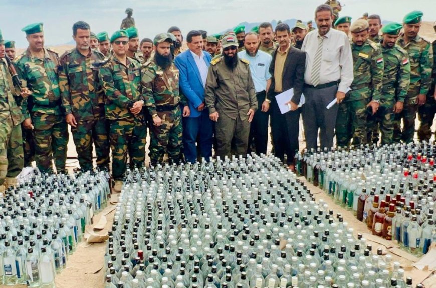 باشراف العميد الوالي.. إدارة مكافحة المخدرات بقوات الحزام الأمني تتلف (2795) قارورة وعلبة من الخمور المهربة