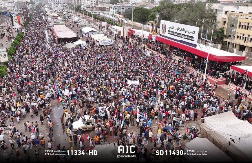 مشاهد جوية توثّق وصول موكب أبناء ردفان الشموخ إلى ساحة الاعتصام في خور مكسر