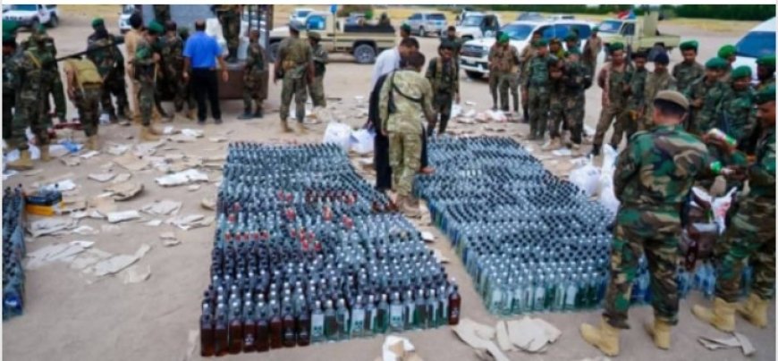 اتلاف آلاف القوارير من الخمور المستوردة بعد ضبطها في العاصمة عدن..