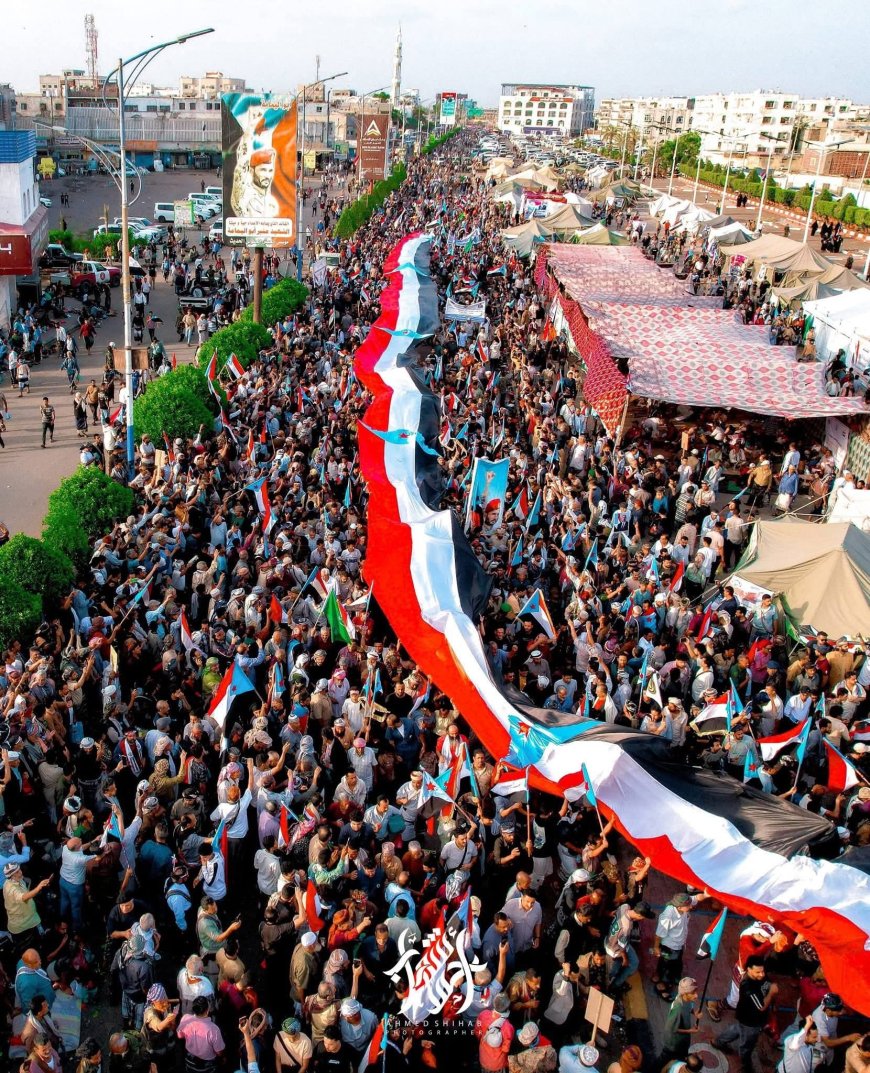 مشهد من السماء… وفود أبناء يافع تصل ساحة العروض وتنضم إلى المعتصمين في خور مكسر