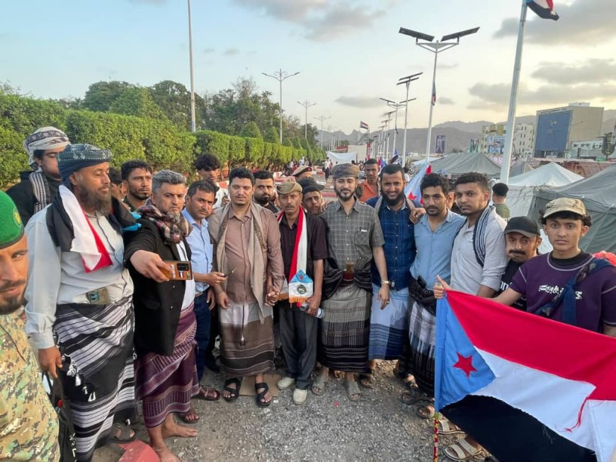 عدن..أبناء مدينة الشعب وضواحيها بقيادة الشيخ وجدي النخعي يشاركون أبناء البريقة الفعالية الجماهيرية بساحة الاعتصام