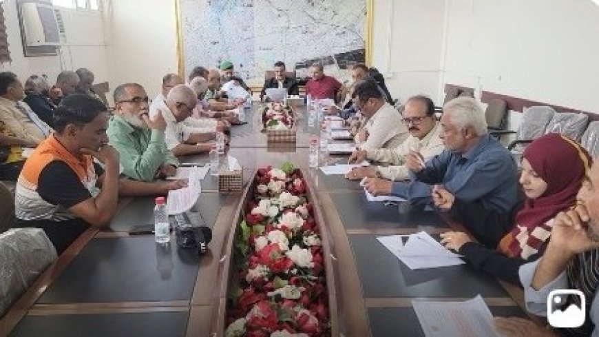 خلال ترأسه إجتماعاً للمكتب التنفيذي بالمديرية مدير عام المنصورة يناقش أداء مكتب الأشغال العامة للفترة الماضية ويكرم لجنة مجلس الأباء...