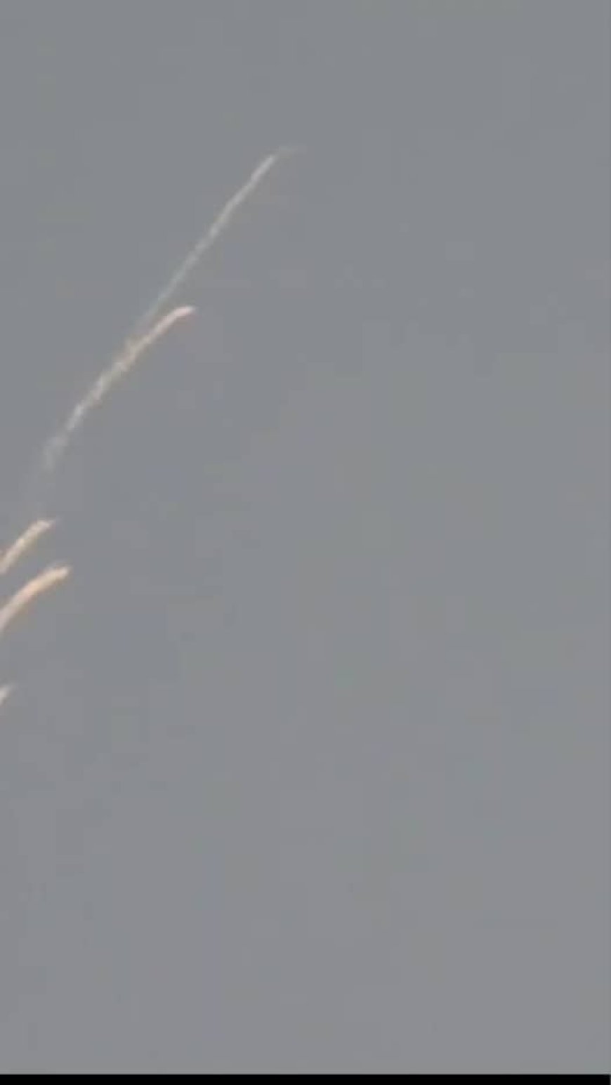 طيران حربي يلقي قنابل دخانية في سماء المهرة بالتزامن مع مباحثات سعودية–عُمانية