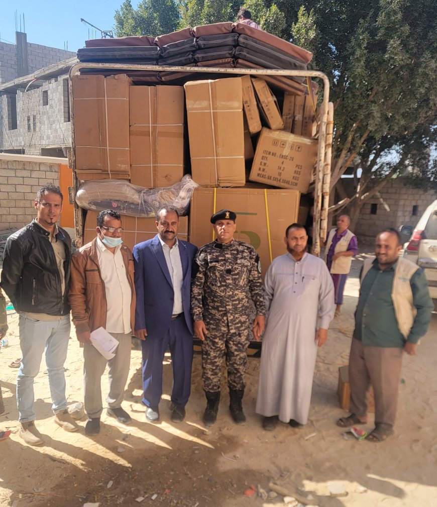 المدير العام الشاعري ومدير الصحة بقعطبة يستلمون معدات وأجهزة ومستلزمات طبية لمركز الطوارئ بدعم من كير العالمية