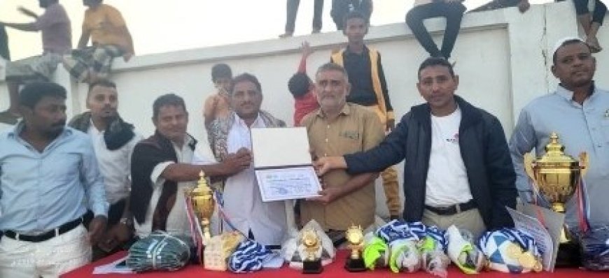مكتب الرياضة بالحديدة: يكرم الناشط الاعلامي عبدالناصر الاهدل - لجهوده في إنجاح البطولة الخماسية السنوية الأولى لكرة القدم...