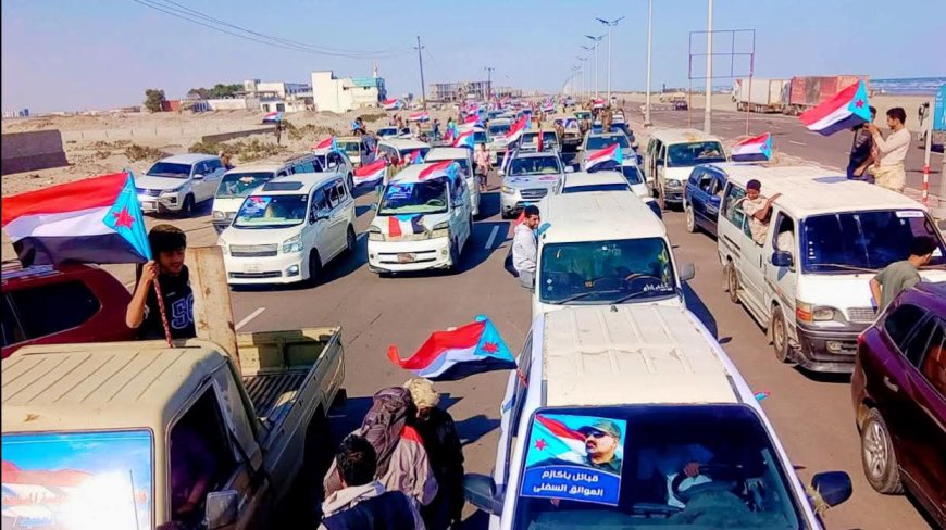 حشود أبناء باكازم تتوافد إلى ساحة العروض بعدن للمشاركة في الاعتصام المفتوح