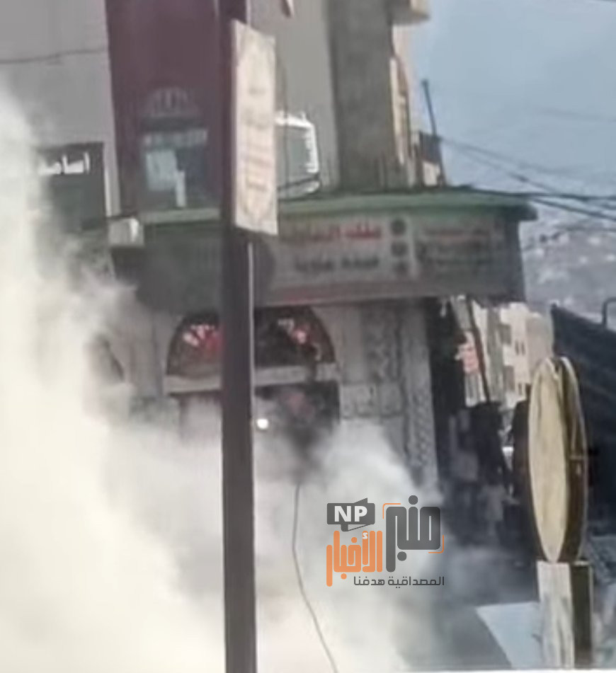 عــاجــل:حريق مفاجئ يلتهم سيارة في سوق بيرباشا بتعز