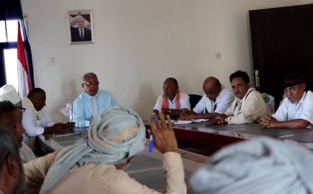 السلطة المحلية في حيس تناقش الوضع الصحي والبيئي وإحتياجات المديرية...