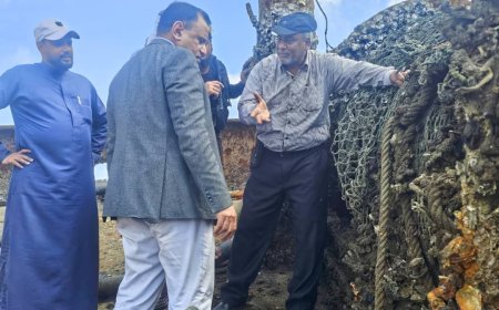 الوزير السقطري يتفقد أعمال انتشال السفن الغارقة في ميناء الاصطياد السمكي ويشدد على تسريع وتيرة العمل