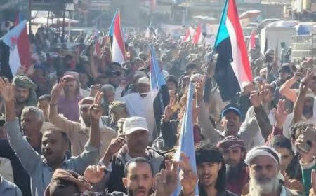 الآلاف من أبناء الضالع يخرجون بمظاهرة حاشدة تجديدًا لتفويض الرئيس الزُبيدي واستنكارًا لجرائم العدوان السعودي