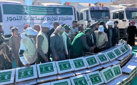 مركز الملك سلمان للإغاثة يدشن توزيع 24 الف كرتون تمر في حضرموت