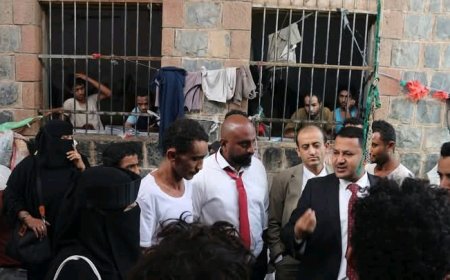 قاضي أحداث الحديدة ينفذ تفتيشا مفاجئا لأقسام الشرطة في المناطق المحررة ...