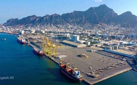 تجار الجملة في عدن يحذرون: تكدّس حاويات الغذاء في الميناء يهدد الأسواق قبيل رمضان