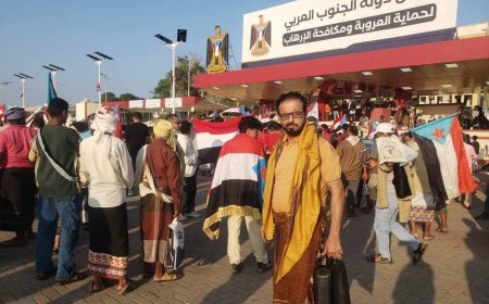 مسؤول بارز بوزارة الصحة..معلّقاً على حشود ساحة العروض: ما الذي بينك وبين الله يا عيدروس الزبيدي؟