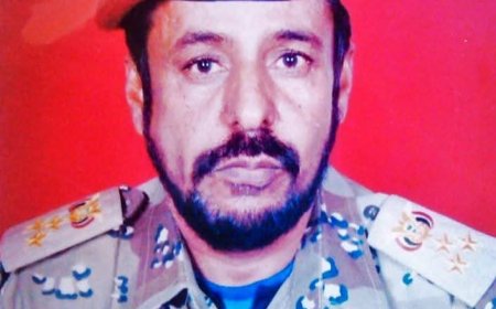 الشيخ مقبل لكرش يعزي في وفاة العميد محمد عوض بايحيى