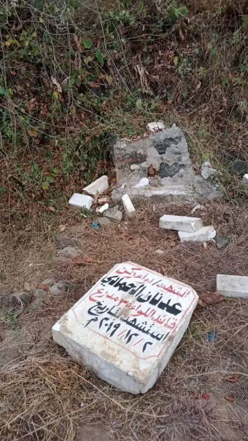 اعتداء آثم على ضريح الشهيد القائد عدنان الحمادي يثير غضباً واسعاً ومطالبات بمحاسبة الجناة