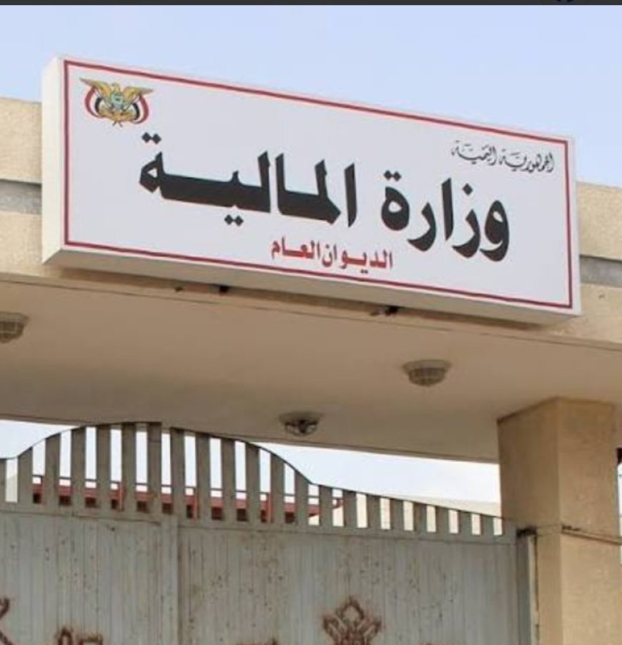 توقف مفاجئ لصرف رواتب الموظفين في المناطق المحررة يفاقم الغضب الشعبي...