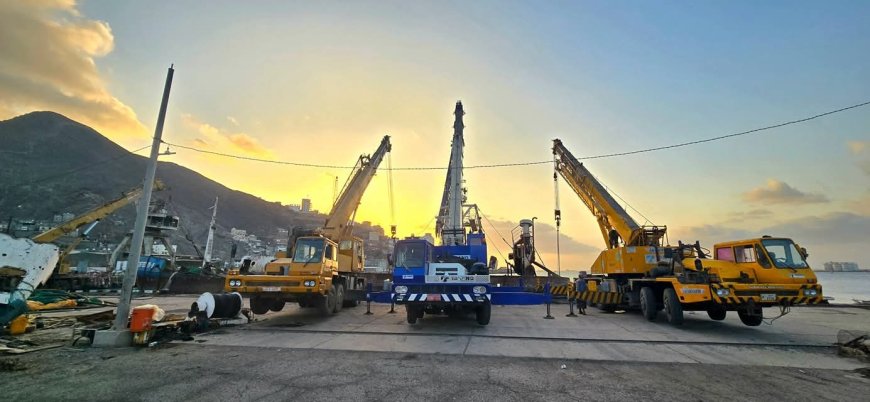 انتشال ثاني أكبر سفينة غارقة في ميناء الاصطياد السمكي بعدن تمهيدًا لإعادة تشغيله