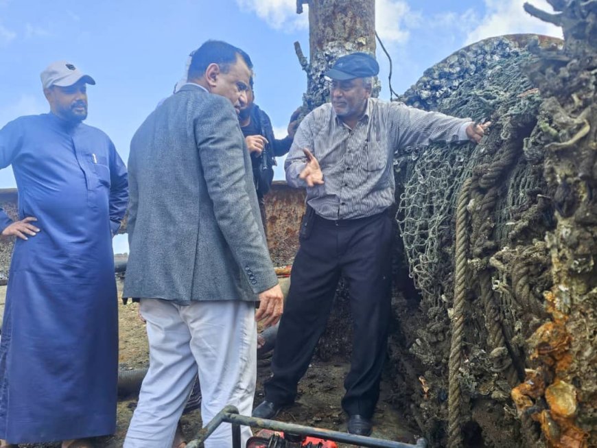 الوزير السقطري يتفقد أعمال انتشال السفن الغارقة في ميناء الاصطياد السمكي ويشدد على تسريع وتيرة العمل