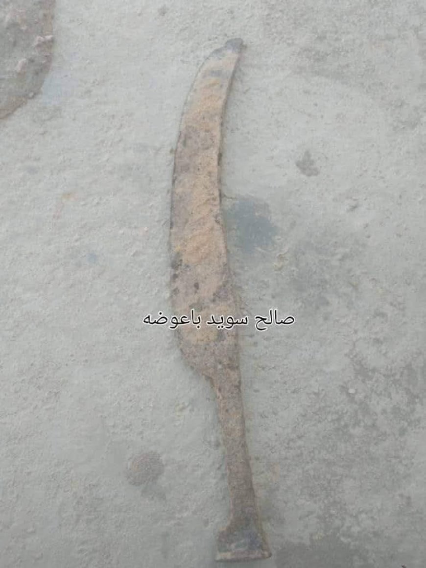فيما يعرضه للبيع بـ 10 ألف دولار..مواطن يعثر على سيف قديم بميفعة في شبوة(صورة)