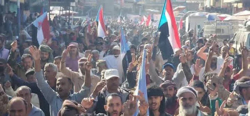 الآلاف من أبناء الضالع يخرجون بمظاهرة حاشدة تجديدًا لتفويض الرئيس الزُبيدي واستنكارًا لجرائم العدوان السعودي