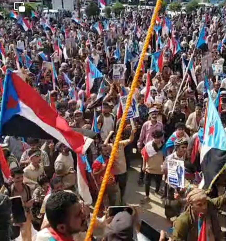 عاجل:حشود جماهيرية واسعة في عدن ترفض قرار حل المجلس الانتقالي(صور أولية)