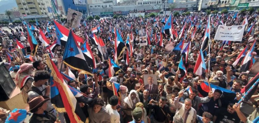 إعلامية عدنية تشيد بدور أمن عدن في حماية المتظاهرين السلميين