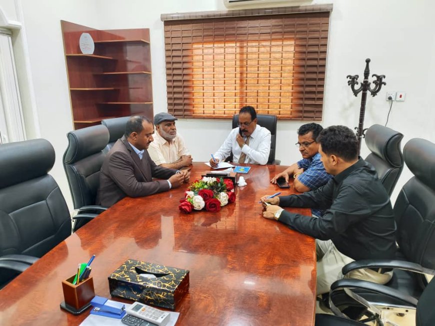 مدير عام قعطبة بكر الشاعري يلتقي مع رئيس مجلس إدارة صندوق صيانة الطرق، وتوجيه سرعة النزول لإعداد الدراسة والتكلفة طريق قعطبة- مريس