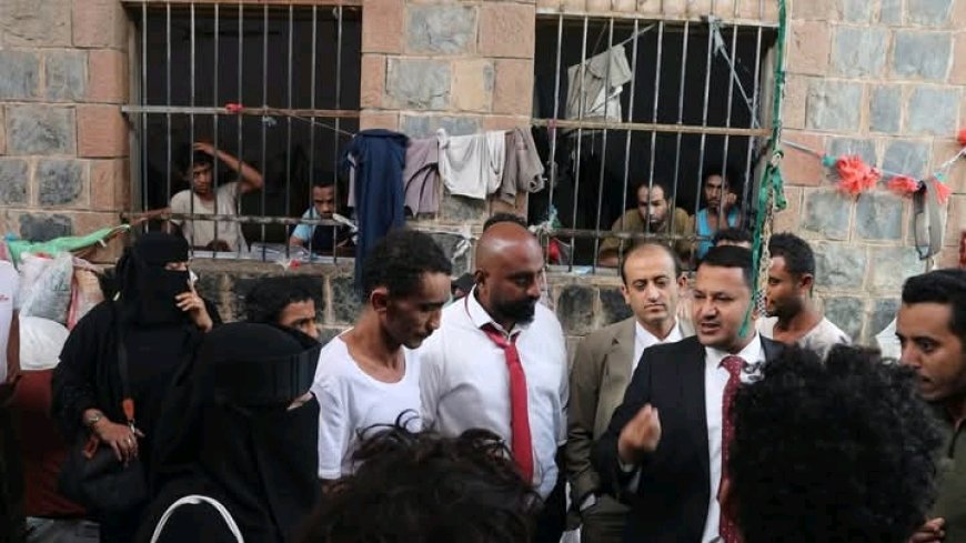 قاضي أحداث الحديدة ينفذ تفتيشا مفاجئا لأقسام الشرطة في المناطق المحررة ...