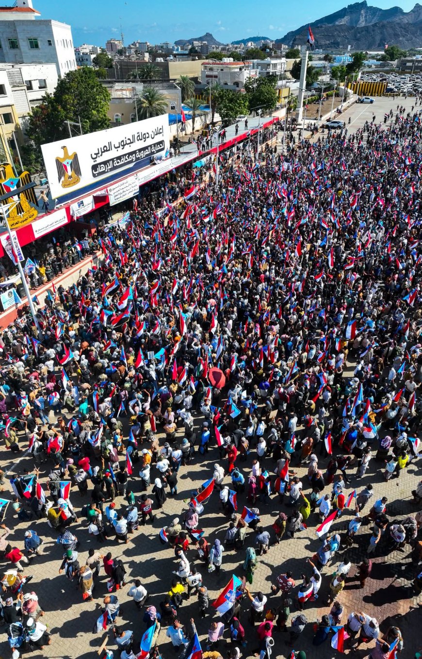 صورة..ساحة العروض بعدن تكتظ بالحشود استجابة لدعوة الزُبيدي
