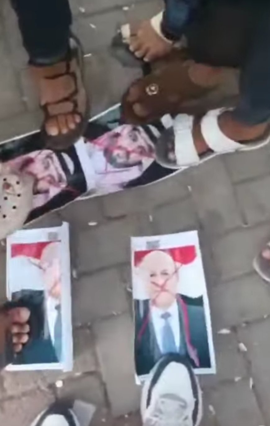 انقسام مابين مؤيد ومعارض..حرق صور العليمي وخالد بن سلمان في تظاهرة بساحة العروض بعدن تثير جدلاً واسعاً