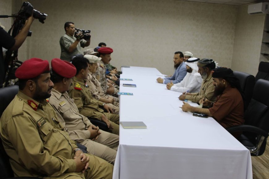 قيادة السلطة المحلية بعدن والتحالف العربي يناقشان إعادة تموضع المعسكرات خارج نطاق العاصمة عدن 