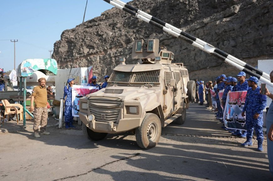 بتوجيهات عضو مجلس القيادة الرئاسي ومحافظ عدن.. قوات العمالقة الجنوبية تسلّم معسكر جبل حديد لقوات أمن المنشآت