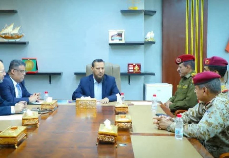 تساؤلات: حول عدم رفع صورة رئيس مجلس القيادة الرئاسي من قبل وزير الدولة محافظ العاصمة عدن داخل مكتبه