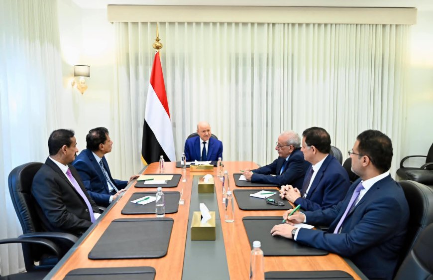 رئيس مجلس القيادة يجتمع بمحافظي المهرة وشبوة ويعلن تدشين مرحلة واعدة بالمشاريع الانمائية في المحافظتين