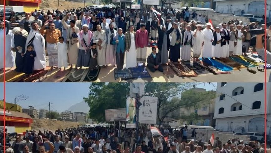 وقفة حاشدة في تعز تطالب باستكمال التحرير وتوحيد رواتب الجيش....