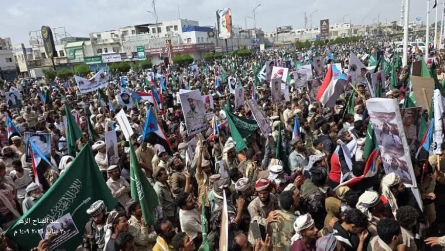 عاجل:قبائل الصبيحة تحتشد في ساحة العروض بعدن تنديداً بمحاولة اغتيال العميد حمدي شكري 