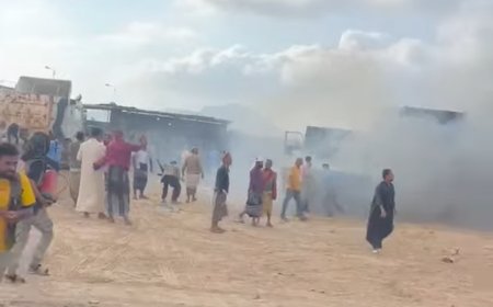 عاجل: حريق ضخم يلتهم عددا من القواطر في مخرج ميناء الحاويات بعدن