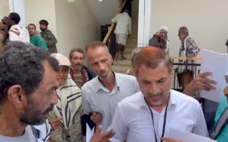 مدير الأحوال المدنية بالشيخ عثمان يتفقد المواطنين ميدانياً لتسهيل معاملاتهم