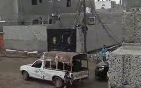 يحدث الان:وسط ترحيب شعبي واسع..حملة قطع اسلاك الكهرباء العشوائي في البريقة عدن 