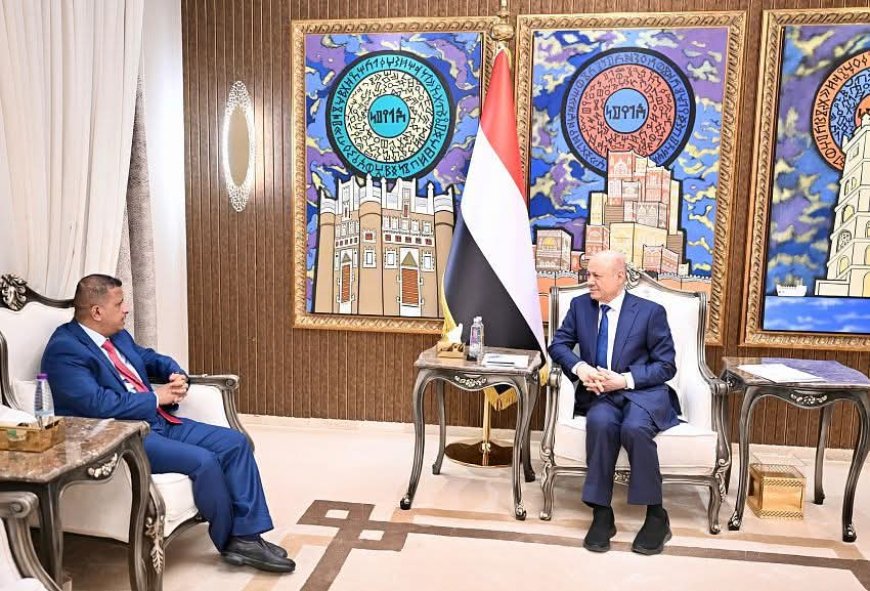 أثناء لقاءه بالصحافي فتحي بن لزرق..رئيس مجلس القيادة يحذر من استنساخ انتهاكات المليشيات الحوثية بحق الصحفيين