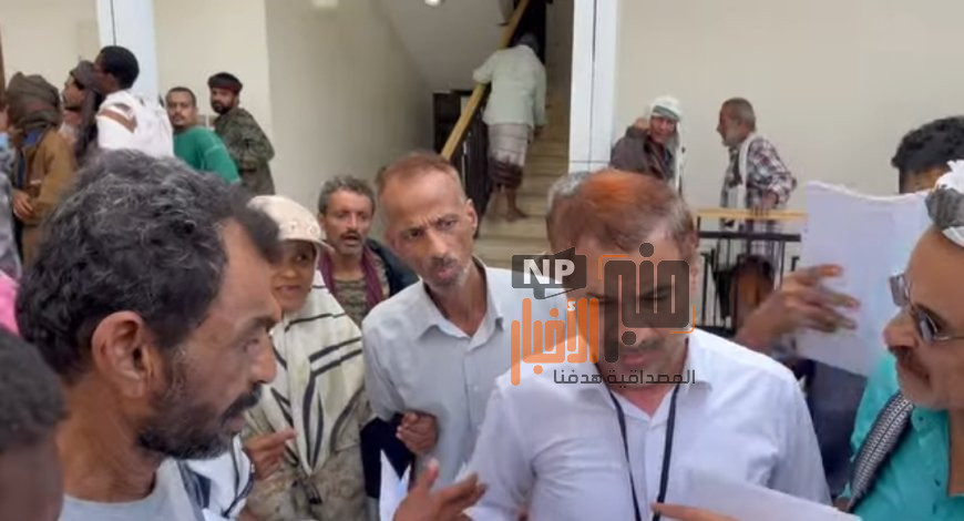 مدير الأحوال المدنية بالشيخ عثمان يتفقد المواطنين ميدانياً لتسهيل معاملاتهم