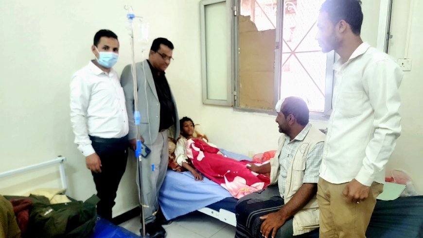 مدير مكتب الصحة بقعطبة الدكتور عبدالغني يزور المرضى بمستشفى السلام بالمديرية