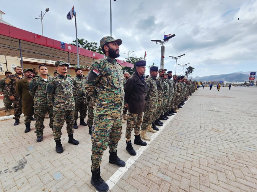 منتسبو ألامن العام والكتائب القيادة العامة بالعاصمة عدن ينظمون وقفة احتجاجية للمطالبة الأشقاء بصرف رواتبهم