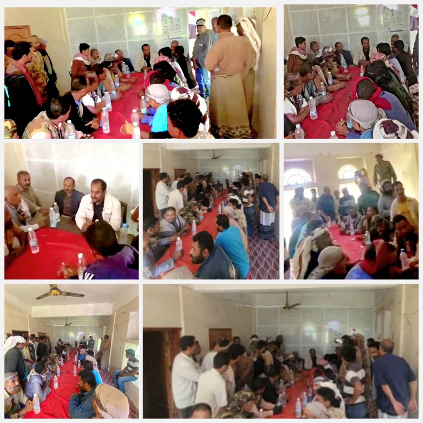 أثناء لقائه مع مشايخ وأعيان قعطبة ومريس   المدير العام بكر الشاعري يؤيد قرار المحافظ تكليف الشيخ محمد ريشان رئيساً للجان المجتمعية بمديرية قعطبة