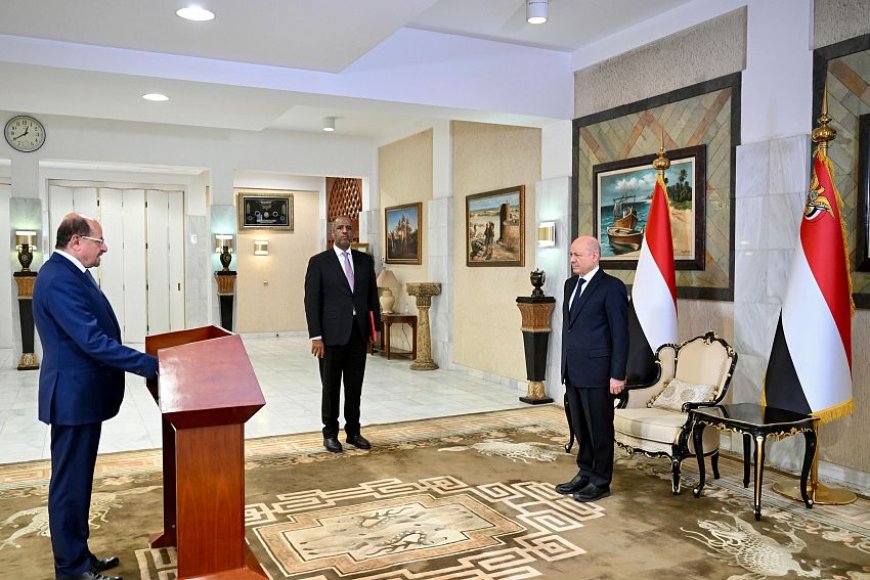 رئيس واعضاء الحكومة يؤدون اليمين الدستورية امام رئيس مجلس القيادة الرئاسي